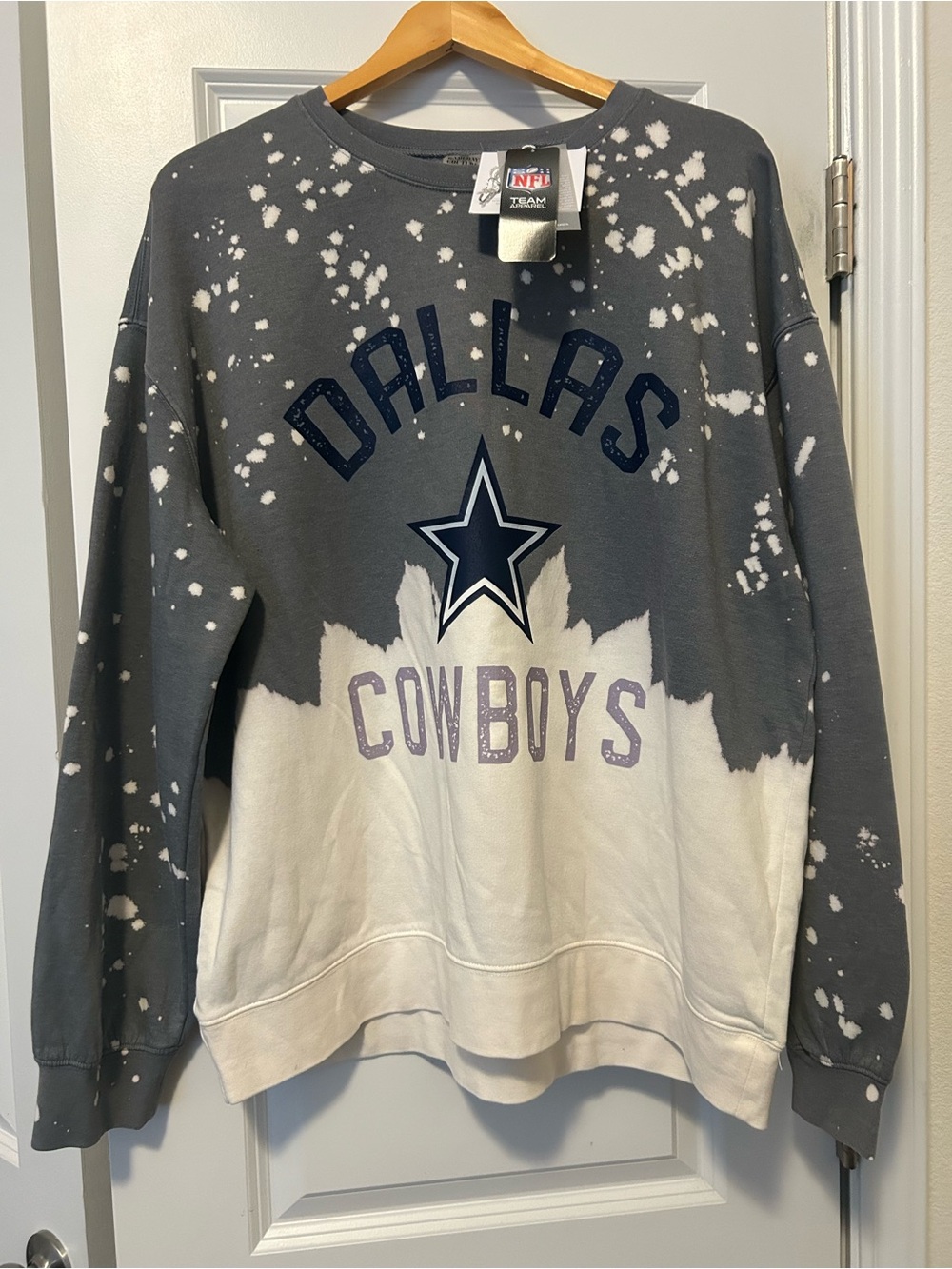 💙🩶 NWT Dallas Cowboys Bleach-Effect Sweatshirt - Gray & White women’s XL